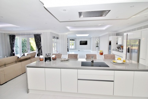 Entertaining kitchen using concealed NEFF extractor fan - designed by Victoria Anderson